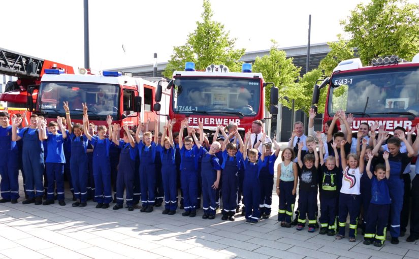 Wasser marsch! – Spendenübergabe an die Jugendfeuerwehren