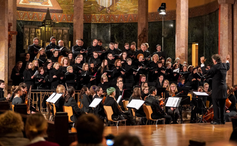 Einladung: 100-köpfiges Ensemble mit Friedensmesse in Berliner Gedächtniskirche