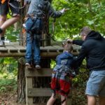 Sicherheitseinweisung und dann geht der Kletterspaß los.