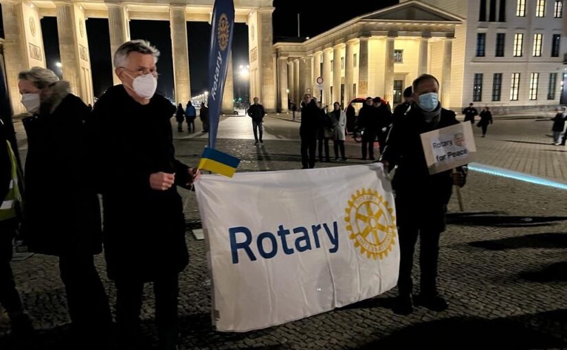 Menschenkette  –  Rotary opens opportunities for peace