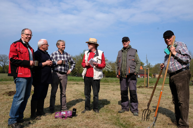 Rotarier pflegen neue Streuobstwiese